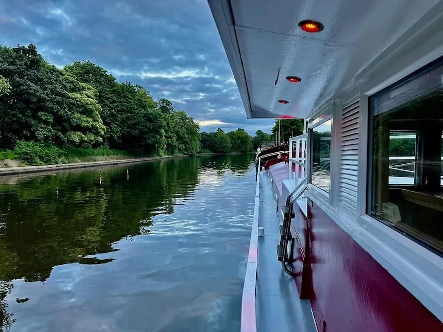 Unique Houseboat Experience I Central City Break يورك